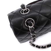 Chanel Classic Timeless Double Flap Bag in Medium Größe aus schwarzem Lammleder Material mit silberner Hardware