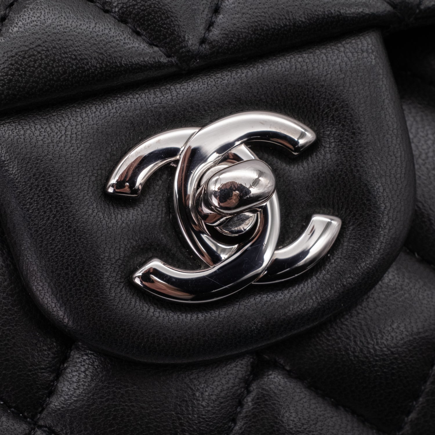 Chanel Classic Timeless Double Flap Bag in Medium Größe aus schwarzem Lammleder Material mit silberner Hardware CC Verschluss 