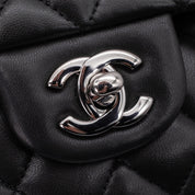 Chanel Classic Timeless Double Flap Bag in Medium Größe aus schwarzem Lammleder Material mit silberner Hardware CC Verschluss 