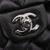 Chanel Classic Timeless Double Flap Bag in Medium Größe aus schwarzem Lammleder Material mit silberner Hardware CC Verschluss 