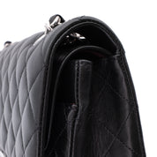 Chanel Classic Timeless Double Flap Bag in Medium Größe aus schwarzem Lammleder Material mit silberner Hardware
