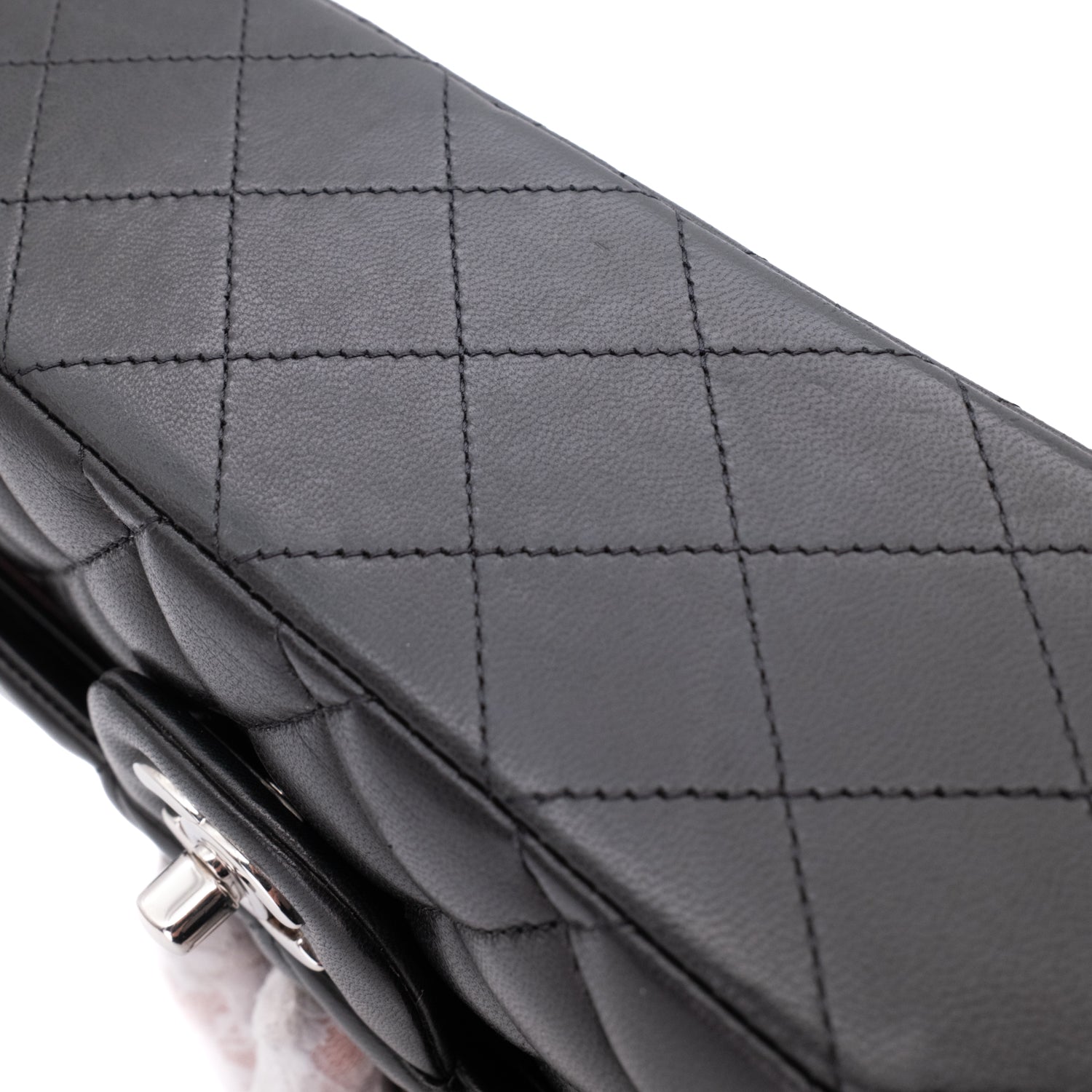 Chanel Classic Timeless Double Flap Bag in Medium Größe aus schwarzem Lammleder Material mit silberner Hardware