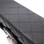 Chanel Classic Timeless Double Flap Bag in Medium Größe aus schwarzem Lammleder Material mit silberner Hardware