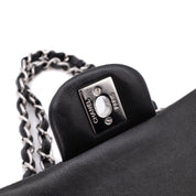 Chanel Classic Timeless Double Flap Bag in Medium Größe aus schwarzem Lammleder Material mit silberner Hardware