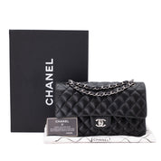 Chanel Classic Timeless Double Flap Bag in Medium Größe aus schwarzem Lammleder Material mit silberner Hardware Full Set Vorderansicht
