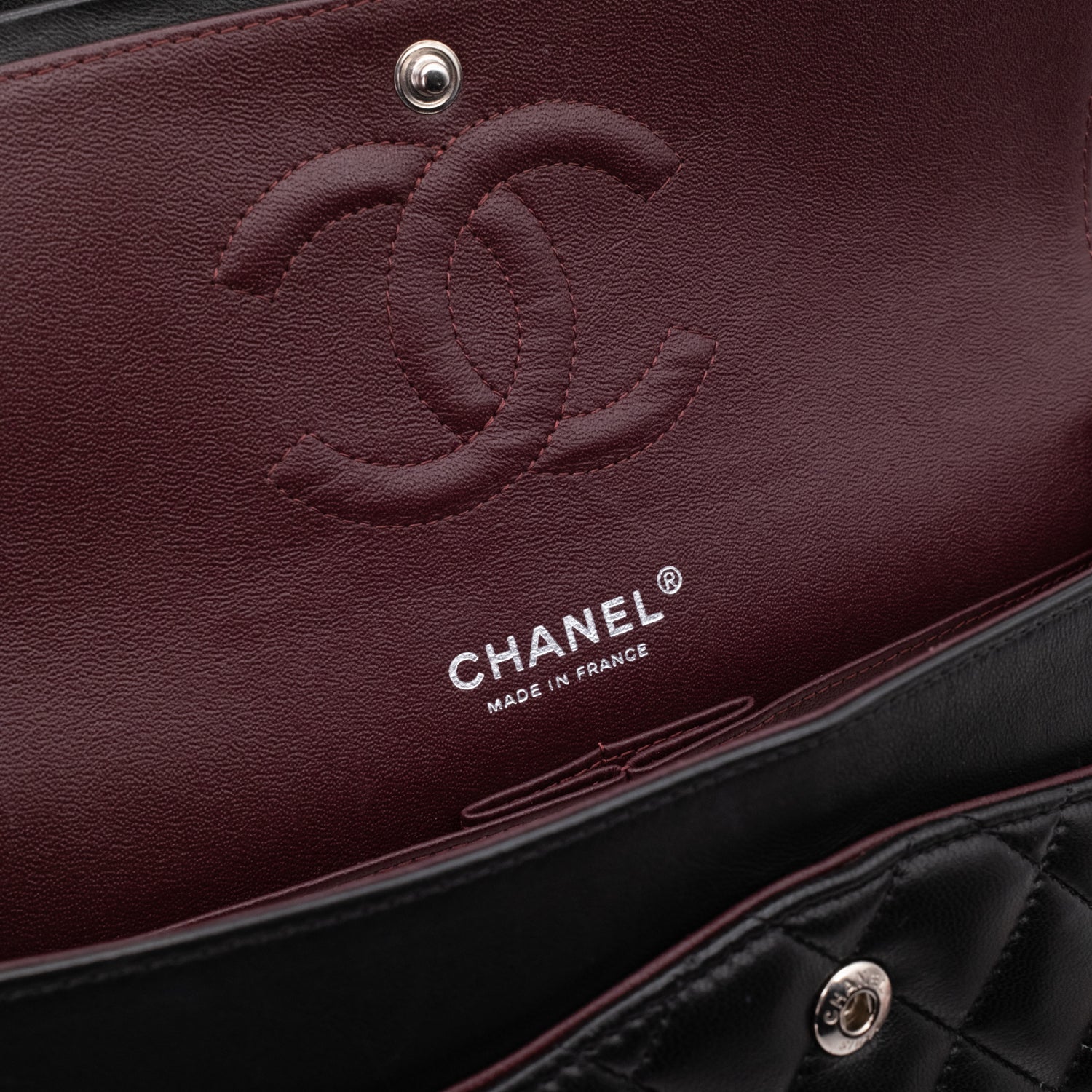 Chanel Classic Timeless Double Flap Bag in Medium Größe aus schwarzem Lammleder Material mit silberner Hardware