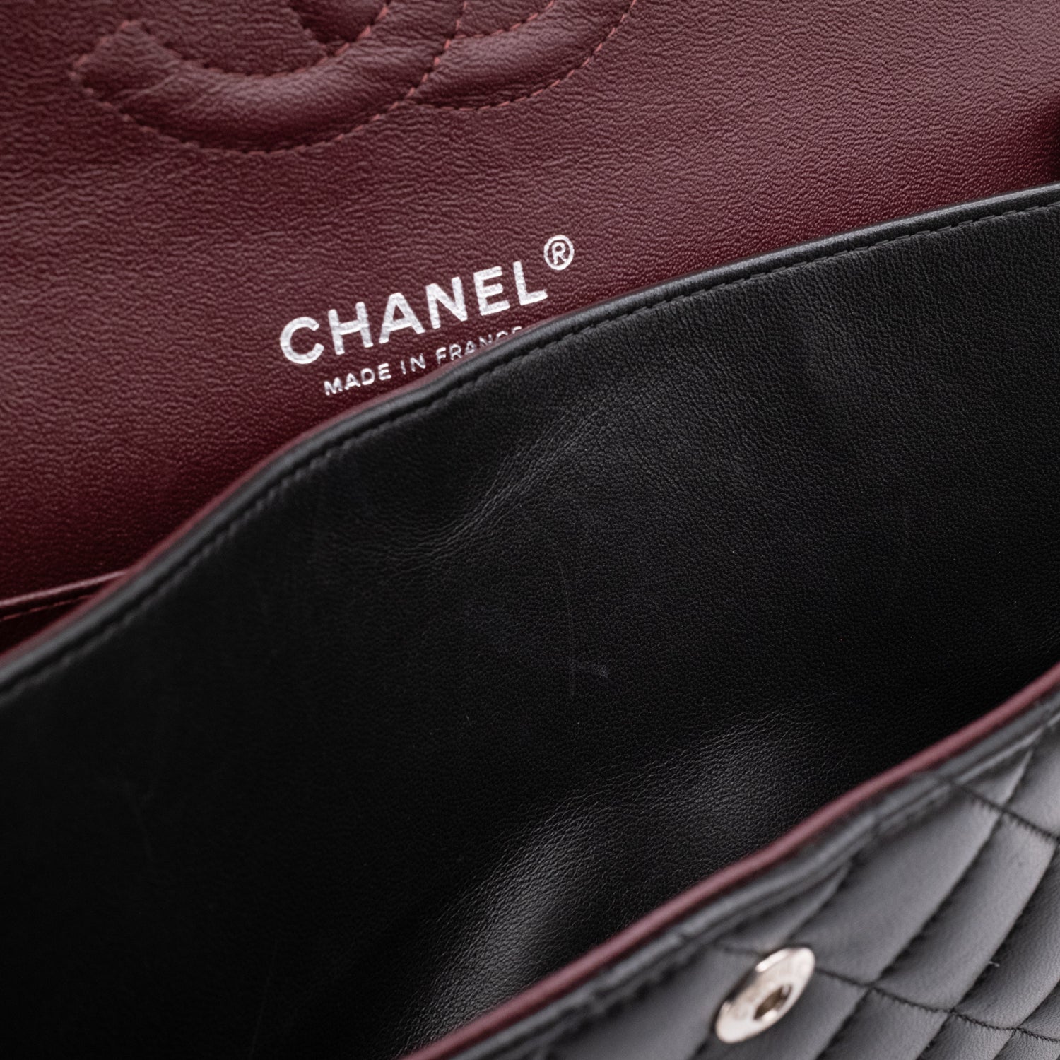 Chanel Classic Timeless Double Flap Bag in Medium Größe aus schwarzem Lammleder Material mit silberner Hardware