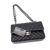 Chanel Classic Timeless Double Flap Bag in Medium Größe aus schwarzem Lammleder Material mit silberner Hardware
