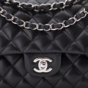 Chanel Classic Timeless Double Flap Bag in Medium Größe aus schwarzem Lammleder Material mit silberner Hardware Hardware Logo