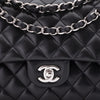 Chanel Classic Timeless Double Flap Bag in Medium Größe aus schwarzem Lammleder Material mit silberner Hardware Hardware Logo
