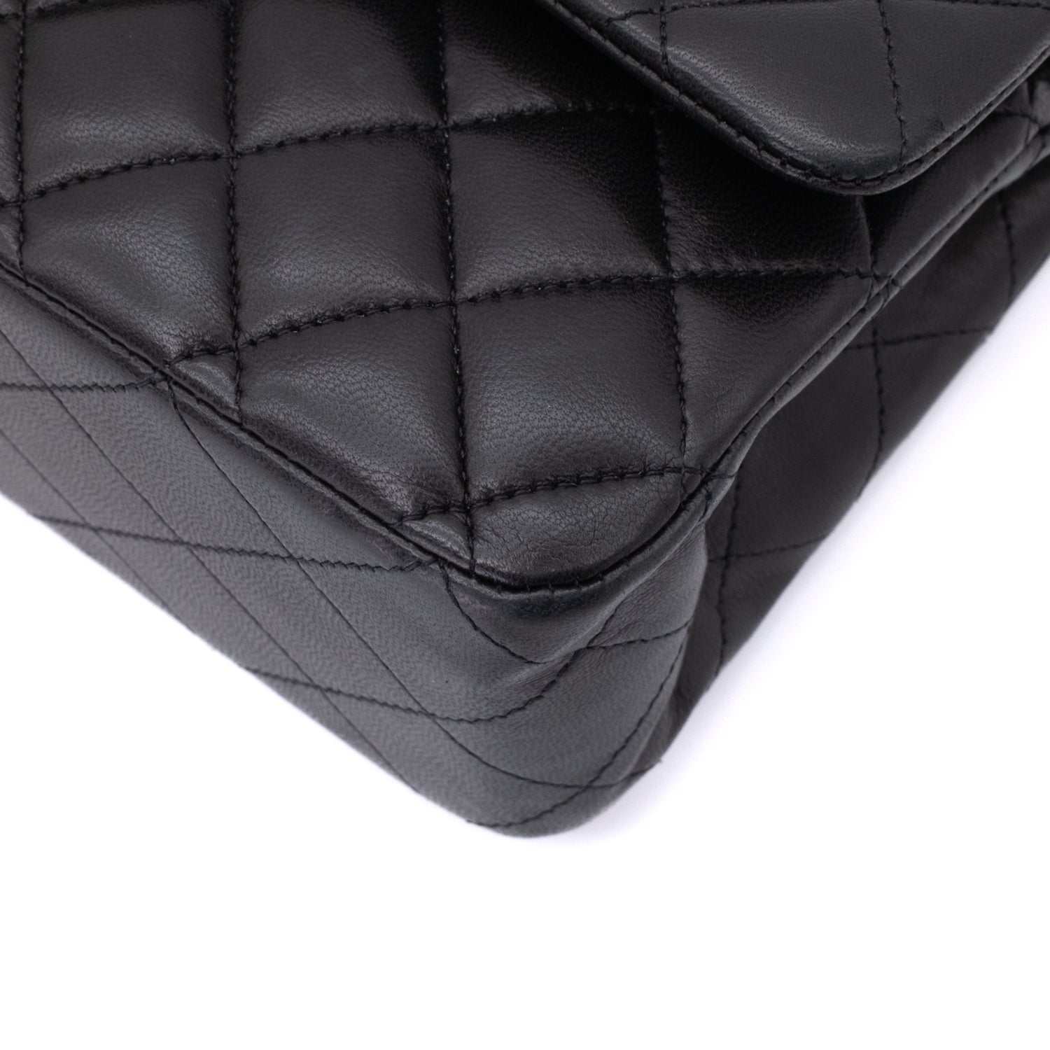 Chanel Classic Timeless Double Flap Bag in Medium Größe aus schwarzem Lammleder Material mit silberner Hardware