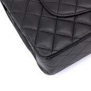 Chanel Classic Timeless Double Flap Bag in Medium Größe aus schwarzem Lammleder Material mit silberner Hardware