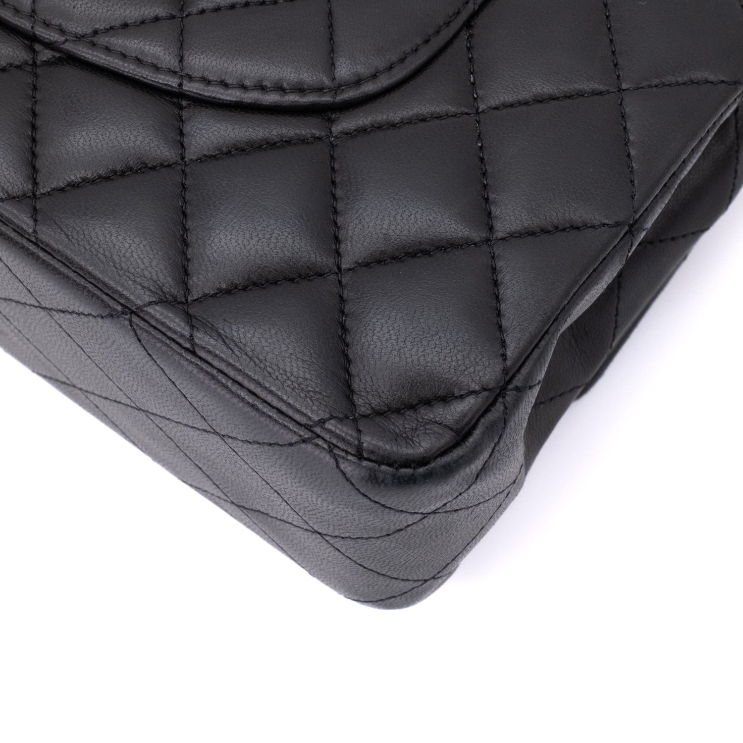 Chanel Classic Timeless Double Flap Bag in Medium Größe aus schwarzem Lammleder Material mit silberner Hardware