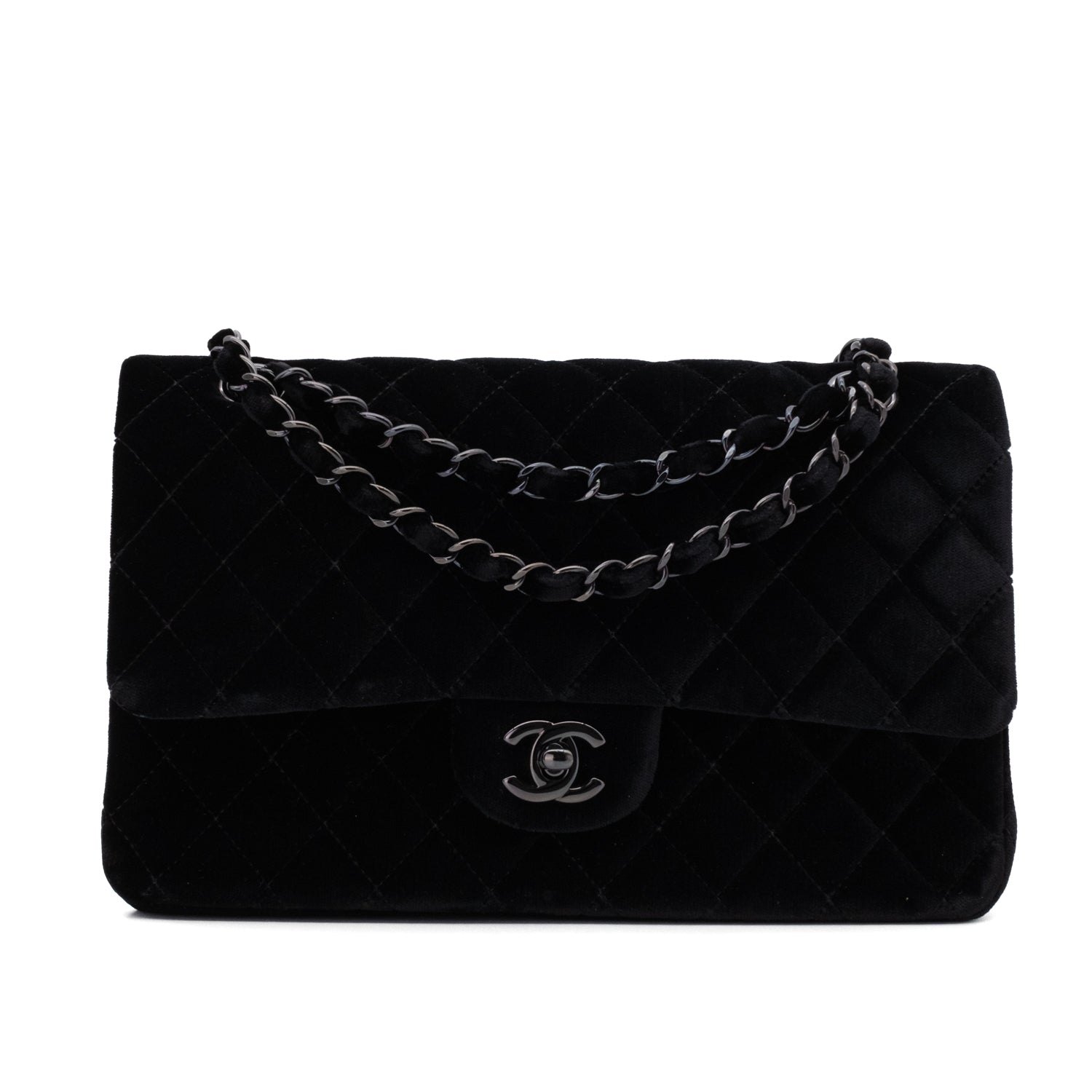 Chanel Classic Timeless Double Flap Bag in Medium Größe aus schwarzem Samt Material mit schwarzer Hardware aus der limitierten All Black Linie Vorderansicht 