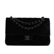 Chanel Classic Timeless Double Flap Bag in Medium Größe aus schwarzem Samt Material mit schwarzer Hardware aus der limitierten All Black Linie Vorderansicht 