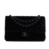Chanel Classic Timeless Double Flap Bag in Medium Größe aus schwarzem Samt Material mit schwarzer Hardware aus der limitierten All Black Linie Vorderansicht 