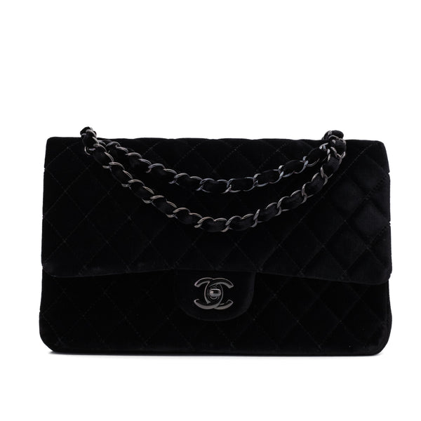 Chanel Classic Timeless Double Flap Bag in Medium Größe aus schwarzem Samt Material mit schwarzer Hardware aus der limitierten All Black Linie Vorderansicht 