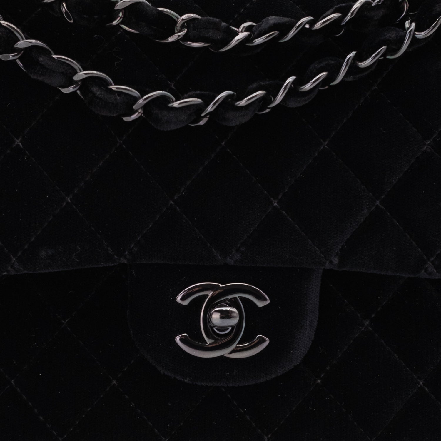 Chanel Classic Timeless Double Flap Bag in Medium Größe aus schwarzem Samt Material mit schwarzer Hardware aus der limitierten All Black Linie CC Verschluss 