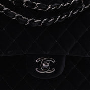 Chanel Classic Timeless Double Flap Bag in Medium Größe aus schwarzem Samt Material mit schwarzer Hardware aus der limitierten All Black Linie CC Verschluss 