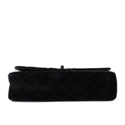 Chanel Classic Timeless Double Flap Bag in Medium Größe aus schwarzem Samt Material mit schwarzer Hardware aus der limitierten All Black Linie