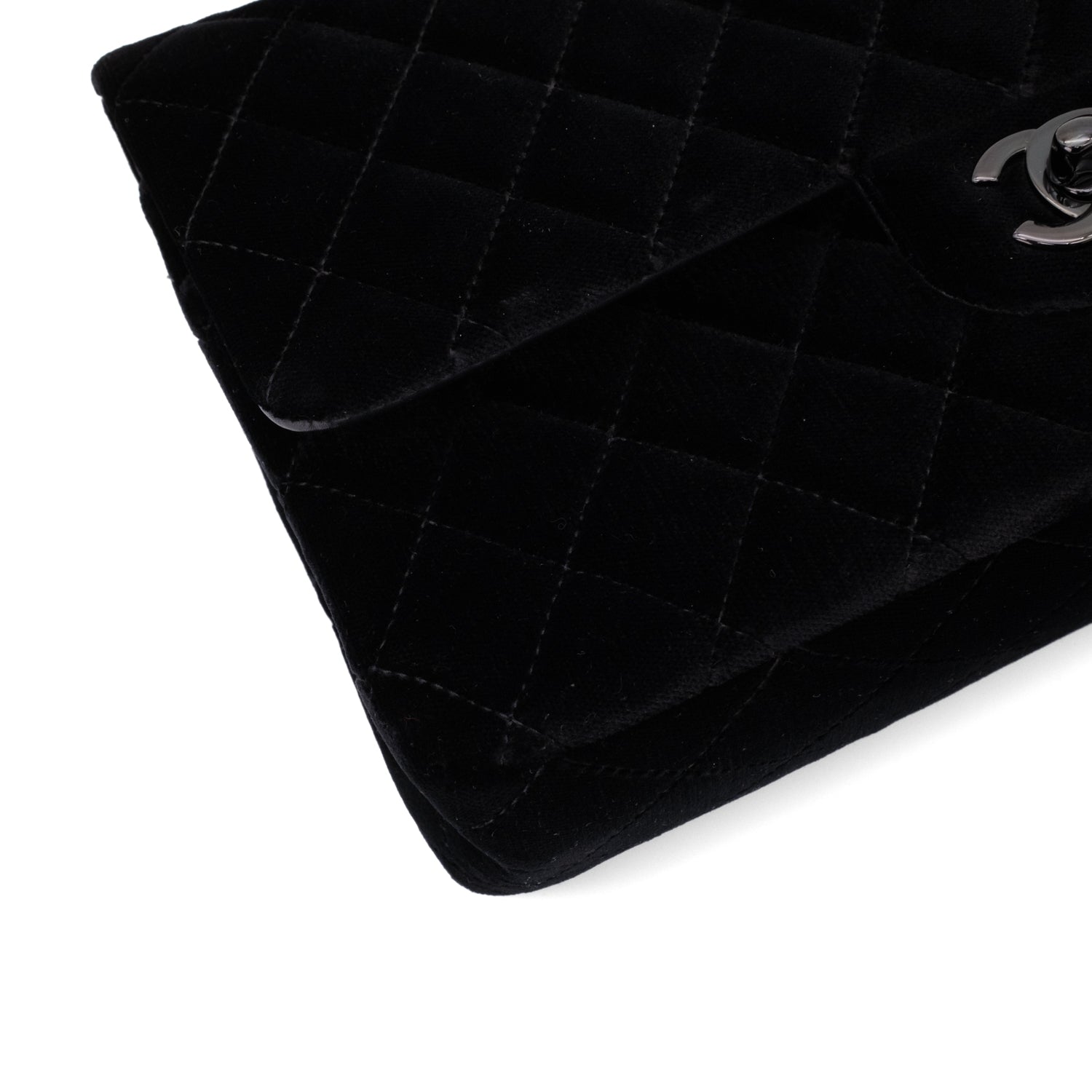 Chanel Classic Timeless Double Flap Bag in Medium Größe aus schwarzem Samt Material mit schwarzer Hardware aus der limitierten All Black Linie