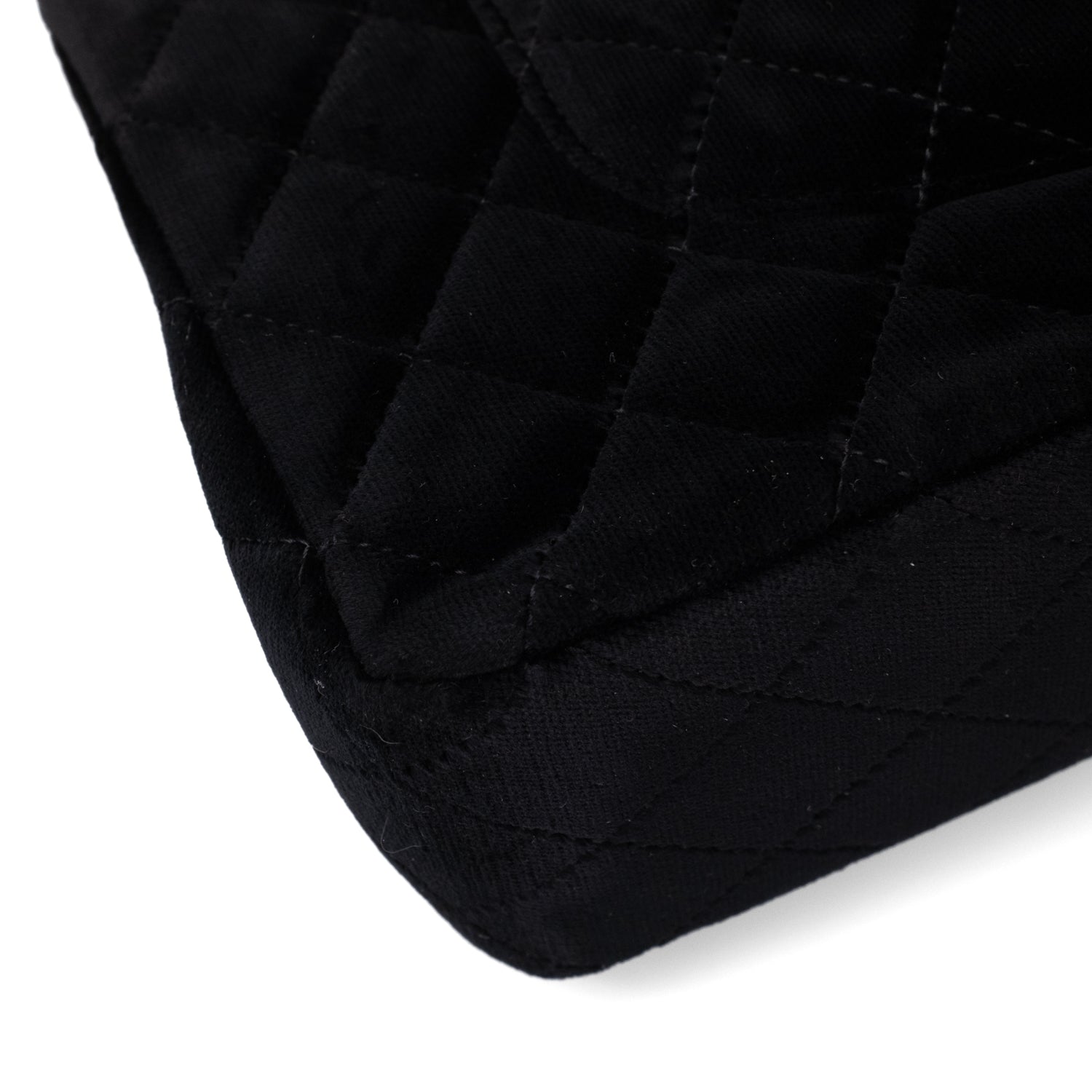 Chanel Classic Timeless Double Flap Bag in Medium Größe aus schwarzem Samt Material mit schwarzer Hardware aus der limitierten All Black Linie