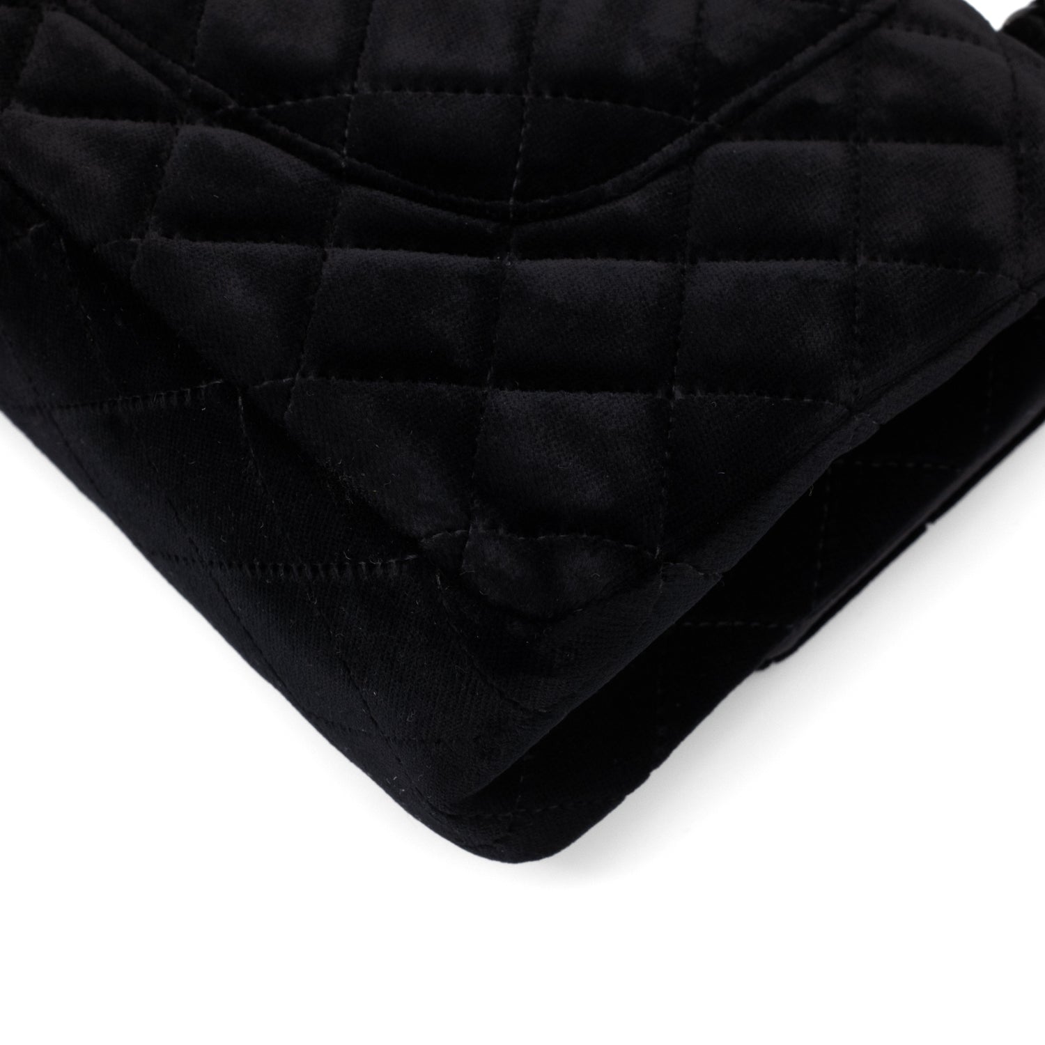 Chanel Classic Timeless Double Flap Bag in Medium Größe aus schwarzem Samt Material mit schwarzer Hardware aus der limitierten All Black Linie