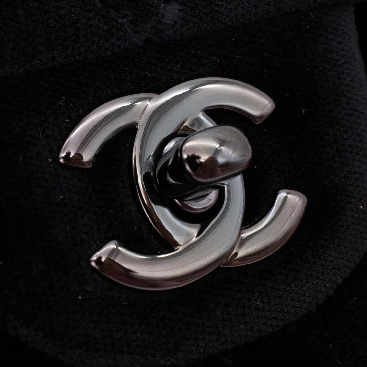 Chanel Classic Timeless Double Flap Bag in Medium Größe aus schwarzem Samt Material mit schwarzer Hardware aus der limitierten All Black Linie