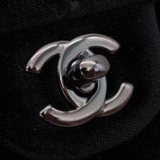 Chanel Classic Timeless Double Flap Bag in Medium Größe aus schwarzem Samt Material mit schwarzer Hardware aus der limitierten All Black Linie