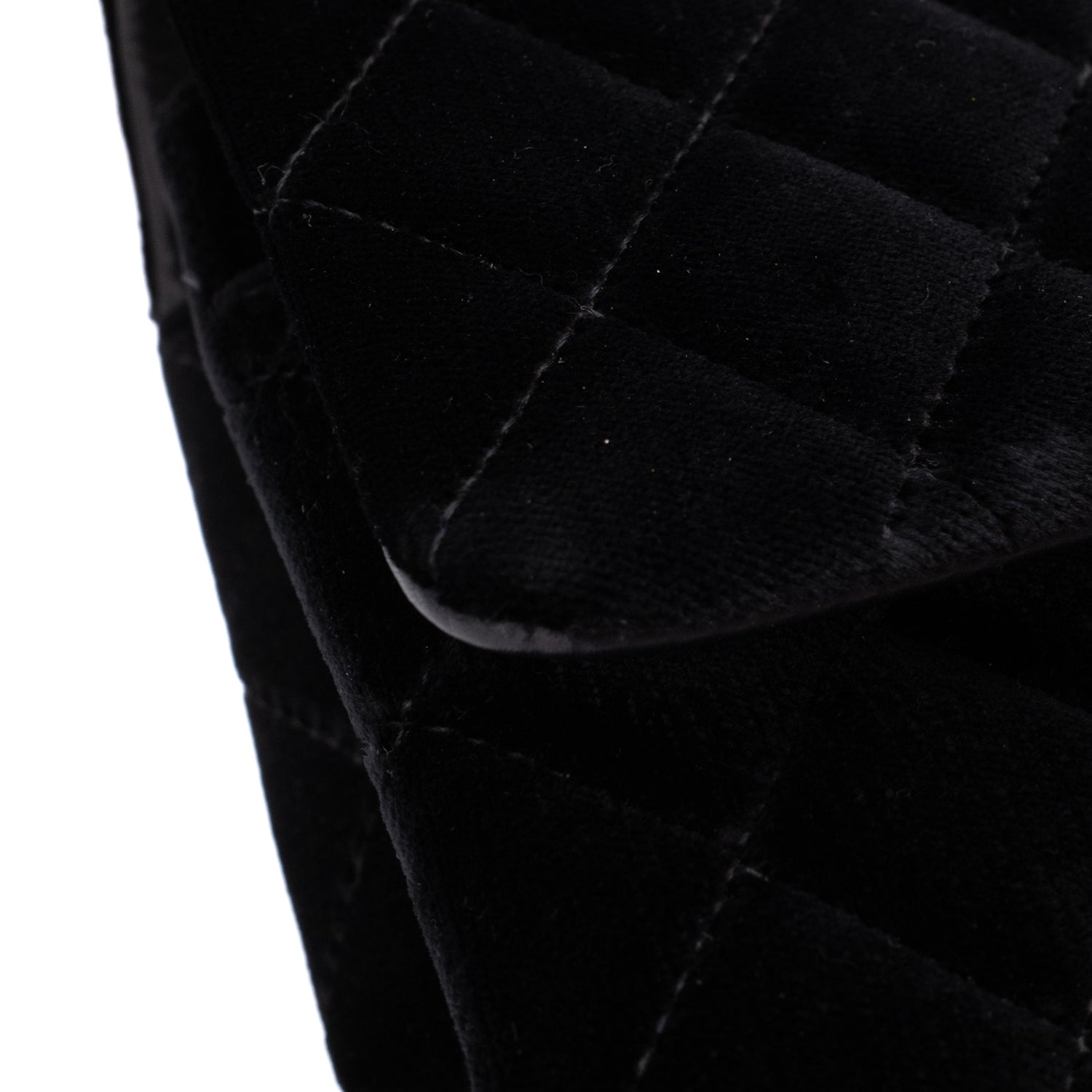 Chanel Classic Timeless Double Flap Bag in Medium Größe aus schwarzem Samt Material mit schwarzer Hardware aus der limitierten All Black Linie