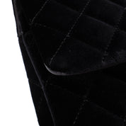 Chanel Classic Timeless Double Flap Bag in Medium Größe aus schwarzem Samt Material mit schwarzer Hardware aus der limitierten All Black Linie