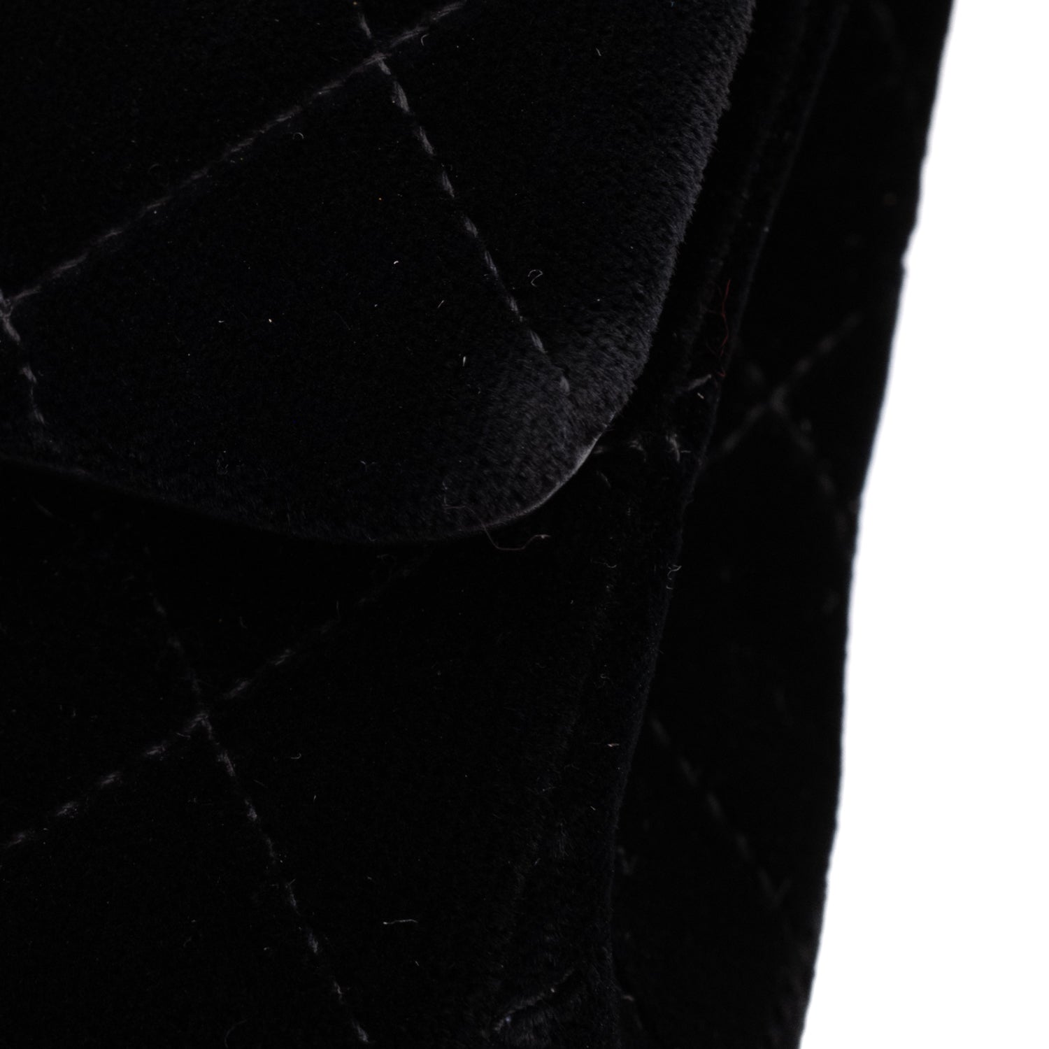 Chanel Classic Timeless Double Flap Bag in Medium Größe aus schwarzem Samt Material mit schwarzer Hardware aus der limitierten All Black Linie