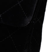 Chanel Classic Timeless Double Flap Bag in Medium Größe aus schwarzem Samt Material mit schwarzer Hardware aus der limitierten All Black Linie
