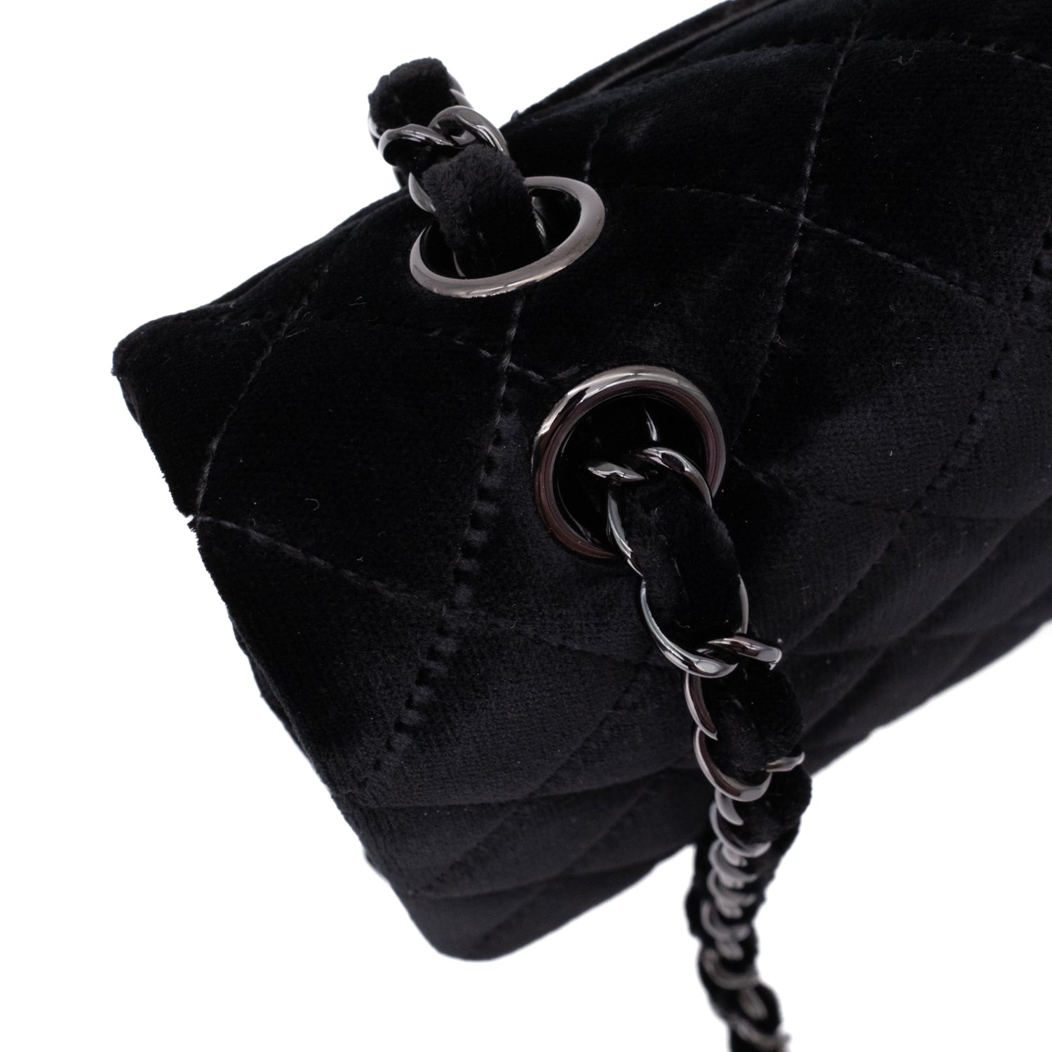 Chanel Classic Timeless Double Flap Bag in Medium Größe aus schwarzem Samt Material mit schwarzer Hardware aus der limitierten All Black Linie