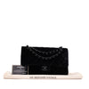 Chanel Classic Timeless Double Flap Bag in Medium Größe aus schwarzem Samt Material mit schwarzer Hardware aus der limitierten All Black Linie Lieferumfang