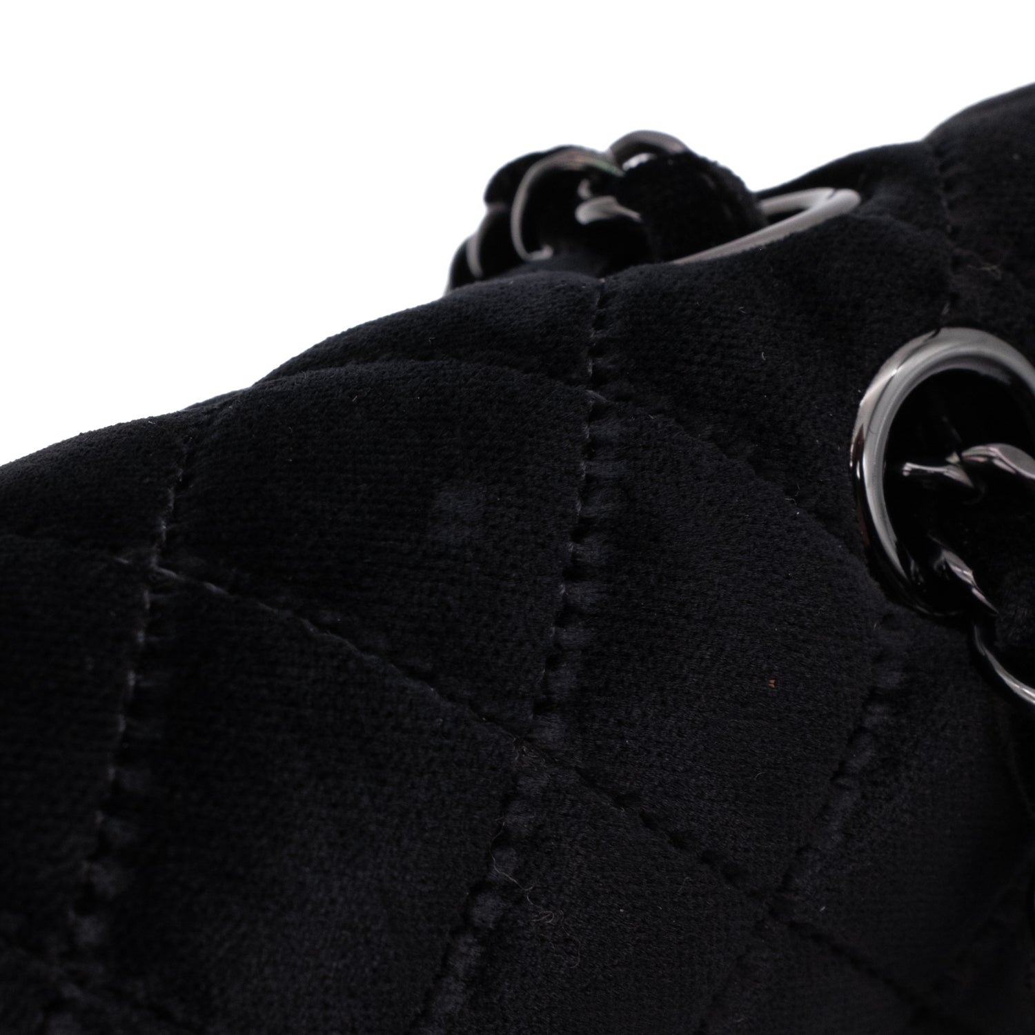 Chanel Classic Timeless Double Flap Bag in Medium Größe aus schwarzem Samt Material mit schwarzer Hardware aus der limitierten All Black Linie