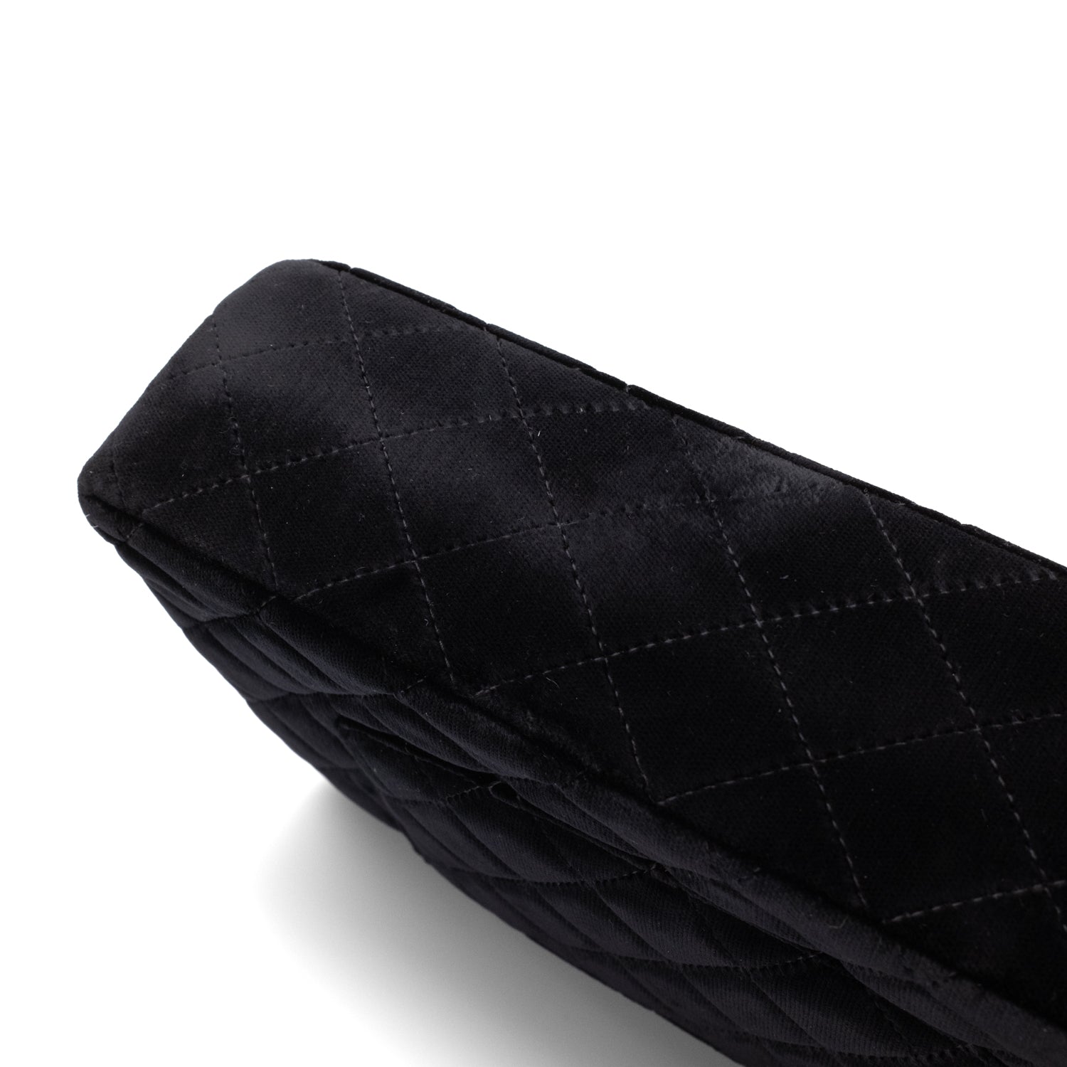 Chanel Classic Timeless Double Flap Bag in Medium Größe aus schwarzem Samt Material mit schwarzer Hardware aus der limitierten All Black Linie