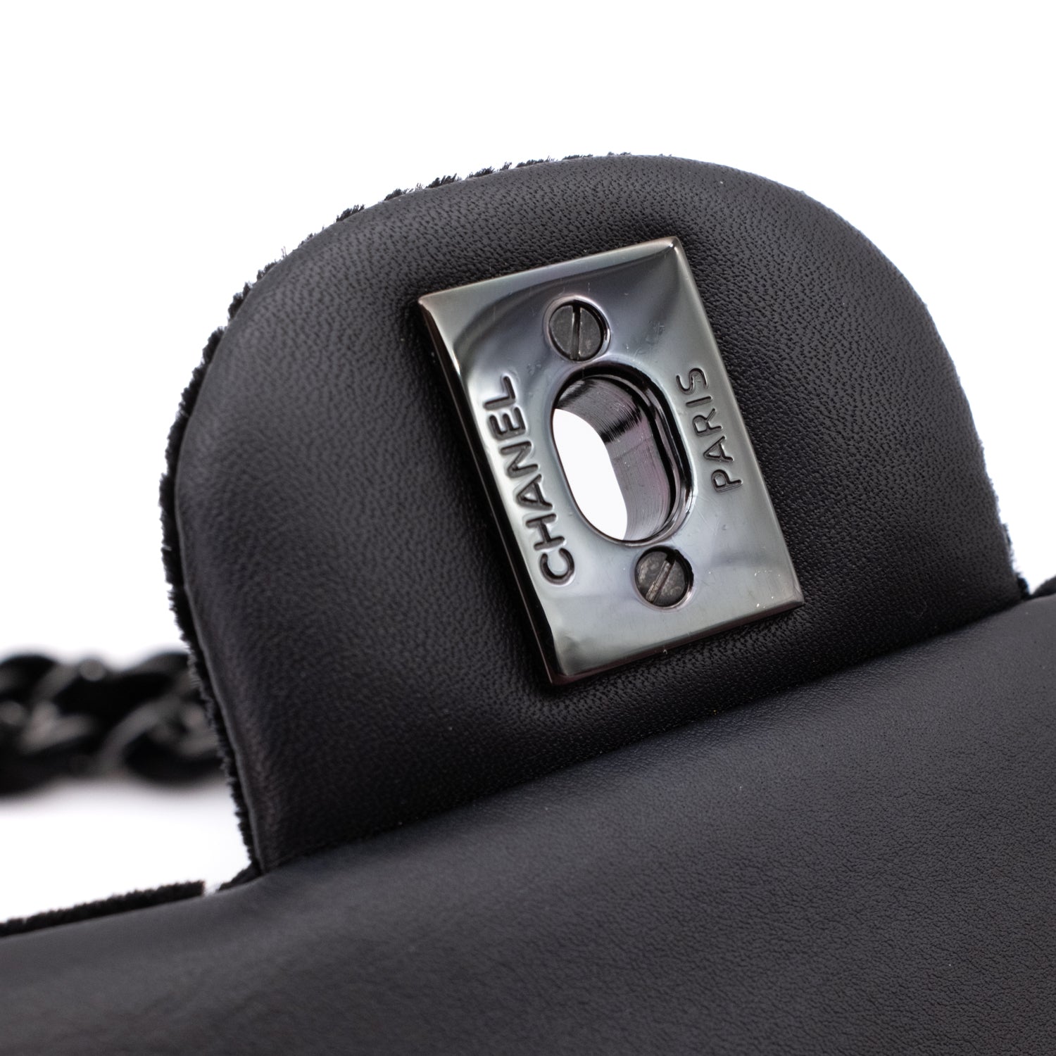 Chanel Classic Timeless Double Flap Bag in Medium Größe aus schwarzem Samt Material mit schwarzer Hardware aus der limitierten All Black Linie