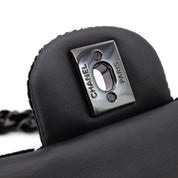 Chanel Classic Timeless Double Flap Bag in Medium Größe aus schwarzem Samt Material mit schwarzer Hardware aus der limitierten All Black Linie