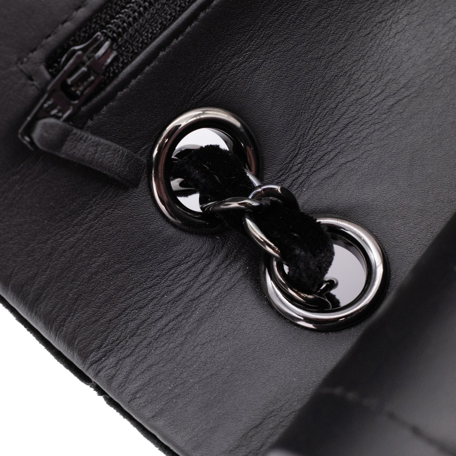 Chanel Classic Timeless Double Flap Bag in Medium Größe aus schwarzem Samt Material mit schwarzer Hardware aus der limitierten All Black Linie