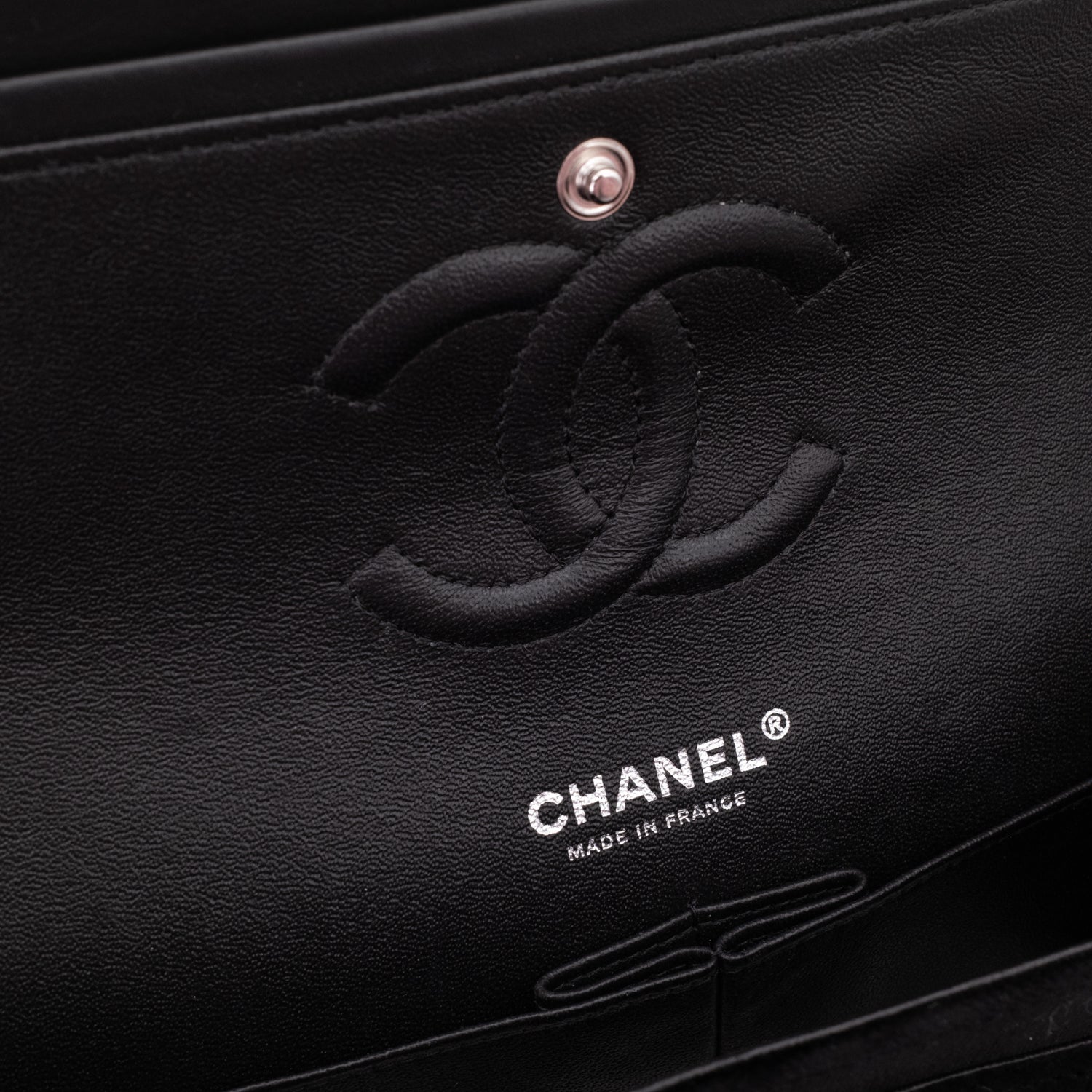 Chanel Classic Timeless Double Flap Bag in Medium Größe aus schwarzem Samt Material mit schwarzer Hardware aus der limitierten All Black Linie