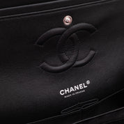Chanel Classic Timeless Double Flap Bag in Medium Größe aus schwarzem Samt Material mit schwarzer Hardware aus der limitierten All Black Linie