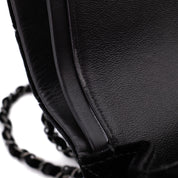 Chanel Classic Timeless Double Flap Bag in Medium Größe aus schwarzem Samt Material mit schwarzer Hardware aus der limitierten All Black Linie