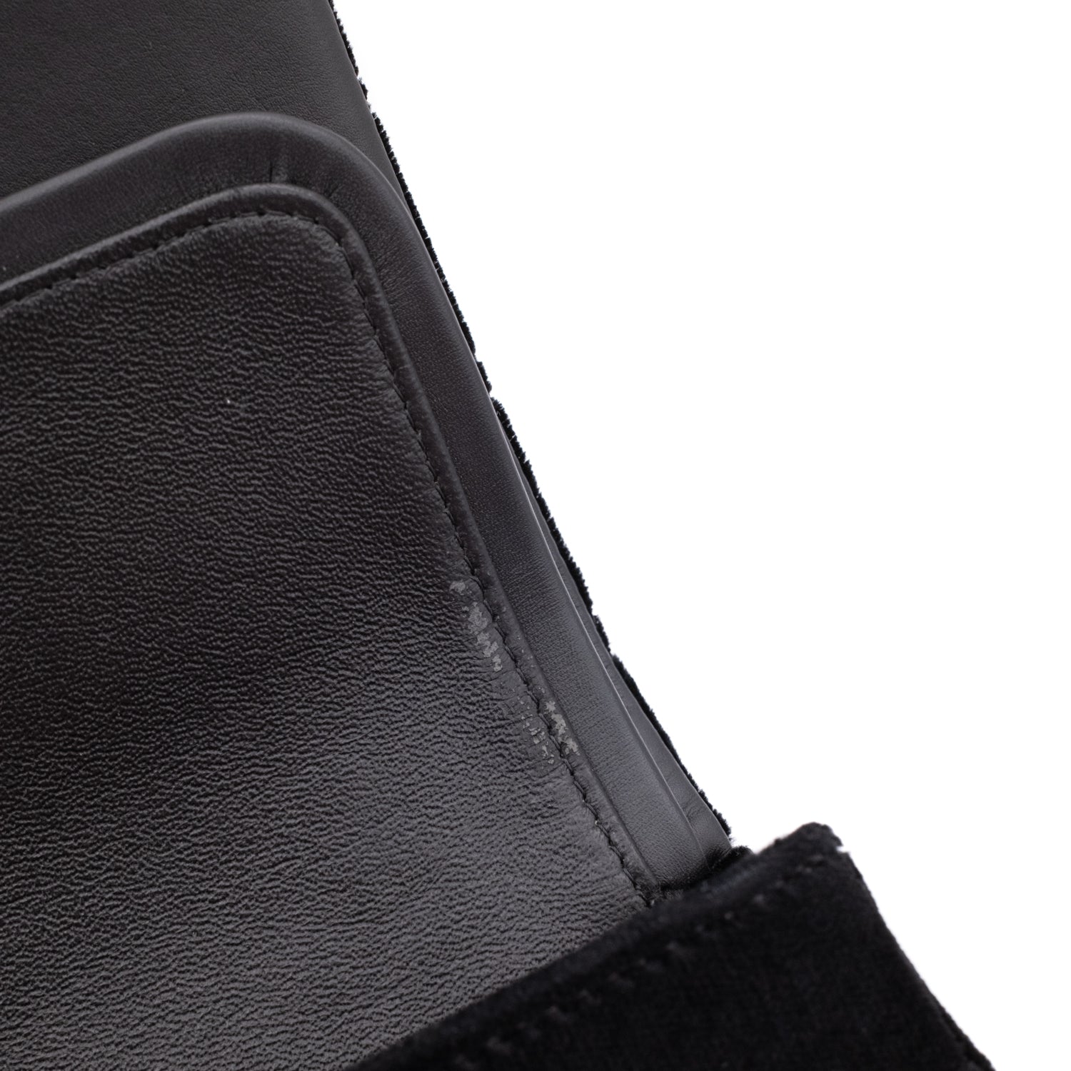 Chanel Classic Timeless Double Flap Bag in Medium Größe aus schwarzem Samt Material mit schwarzer Hardware aus der limitierten All Black Linie