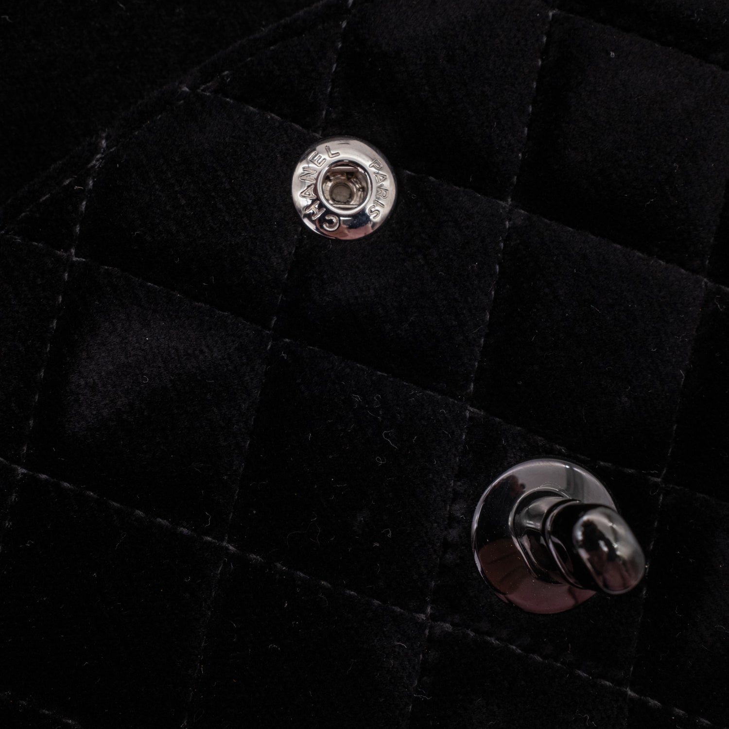 Chanel Classic Timeless Double Flap Bag in Medium Größe aus schwarzem Samt Material mit schwarzer Hardware aus der limitierten All Black Linie