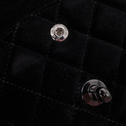 Chanel Classic Timeless Double Flap Bag in Medium Größe aus schwarzem Samt Material mit schwarzer Hardware aus der limitierten All Black Linie