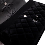 Chanel Classic Timeless Double Flap Bag in Medium Größe aus schwarzem Samt Material mit schwarzer Hardware aus der limitierten All Black Linie