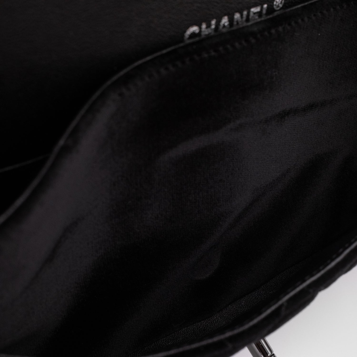 Chanel Classic Timeless Double Flap Bag in Medium Größe aus schwarzem Samt Material mit schwarzer Hardware aus der limitierten All Black Linie
