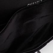 Chanel Classic Timeless Double Flap Bag in Medium Größe aus schwarzem Samt Material mit schwarzer Hardware aus der limitierten All Black Linie
