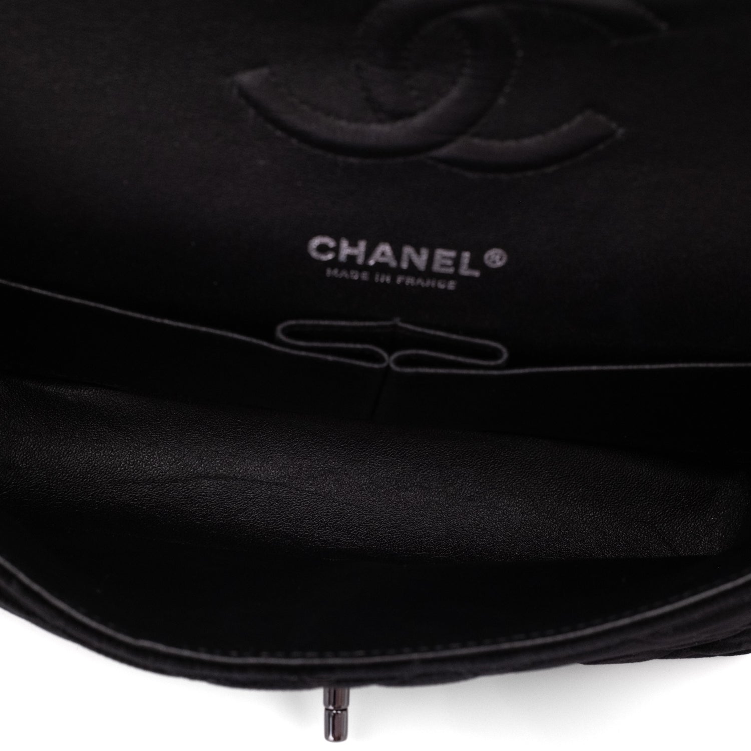 Chanel Classic Timeless Double Flap Bag in Medium Größe aus schwarzem Samt Material mit schwarzer Hardware aus der limitierten All Black Linie